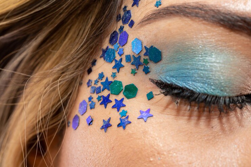 Perodo de Carnaval aumenta a procura por cosmticos como maquiagens e os famosos glitters. (Foto: Reproduo Freepik)