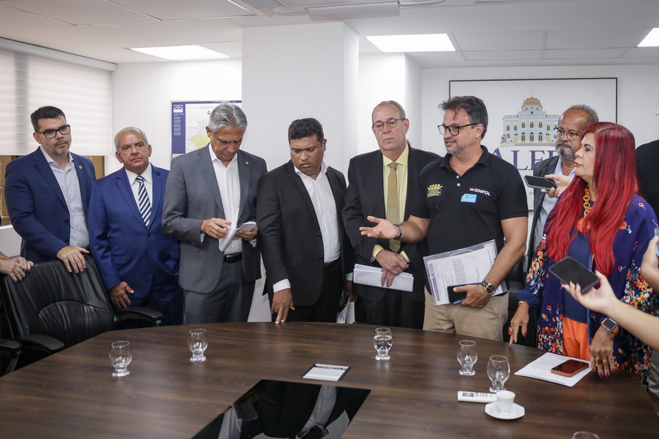 A reunio entre deputados estaduais e o Sinpol aconteceu nesta segunda (19), no gabinete da presidncia da Alepe   (Foto: Rafaek Vieira/DP )