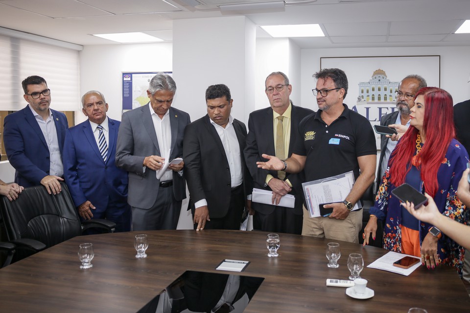 A reunião entre deputados estaduais e o Sinpol aconteceu nesta segunda (19), no gabinete da presidência da Alepe   (Foto: Rafaek Vieira/DP )