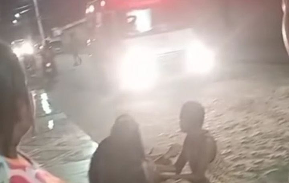 Um vdeo que circula nas redes sociais mostra o desespero de populares que tentavam socorrer as vtimas  (Foto: Reproduo/Redes sociais )