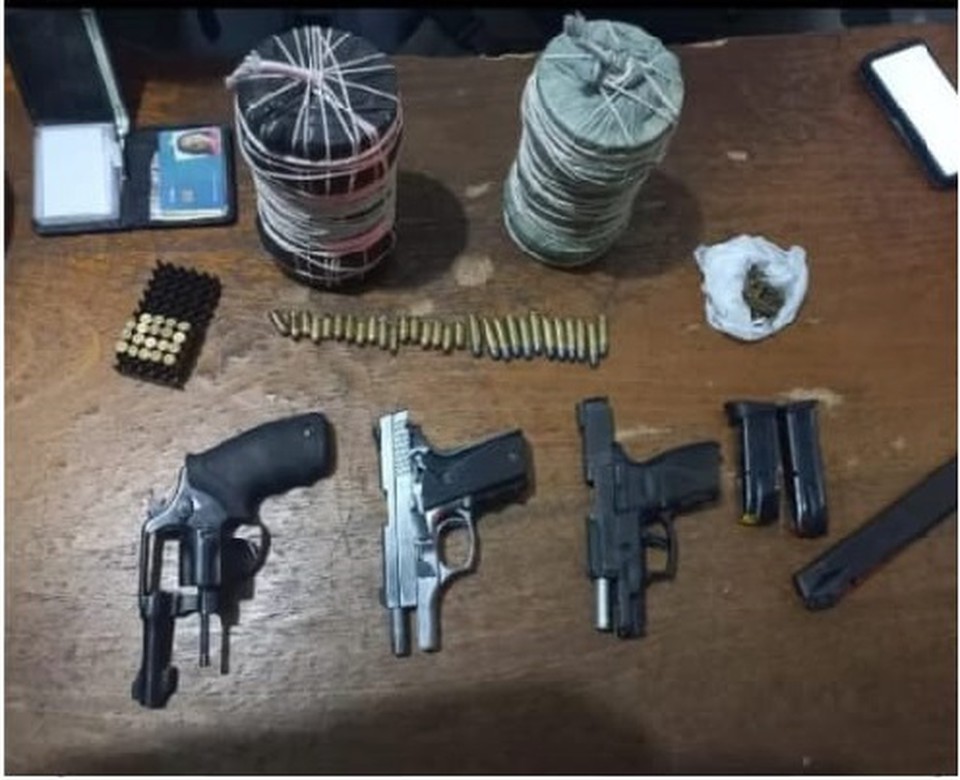 Armas, munies e explosivos foram apreendidos  (Foto: PM/Divulgao )