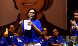 Michelle Bolsonaro disse que Dino  comunista e que "no existe comunista cristo"