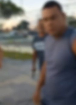 Um vdeo que circula nas redes sociais flagra o momento em que o segurana sacou a arma e atirou em um homem, aps uma discusso por territrio poltico, em Paulista, no Grande Recife 