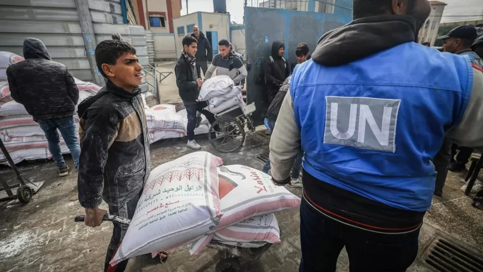 Por causa das acusaes de Israel, cerca de 16 pases suspenderem ou congelarem o financiamento  UNRWA (foto: AFP)