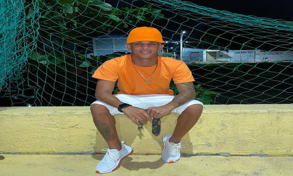 O cantor MC Biel Xcamoso, morreu após o carro que dirigia bater na fachada de um prédio no Recife na madrugada do dia 14/04 (Foto: Reprodução)