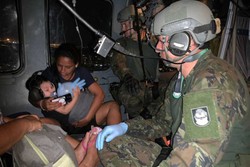 No RS, FAB resgata crianas de casa inundada com auxlio de culos de viso noturna (foto: Divulgao / FAB)