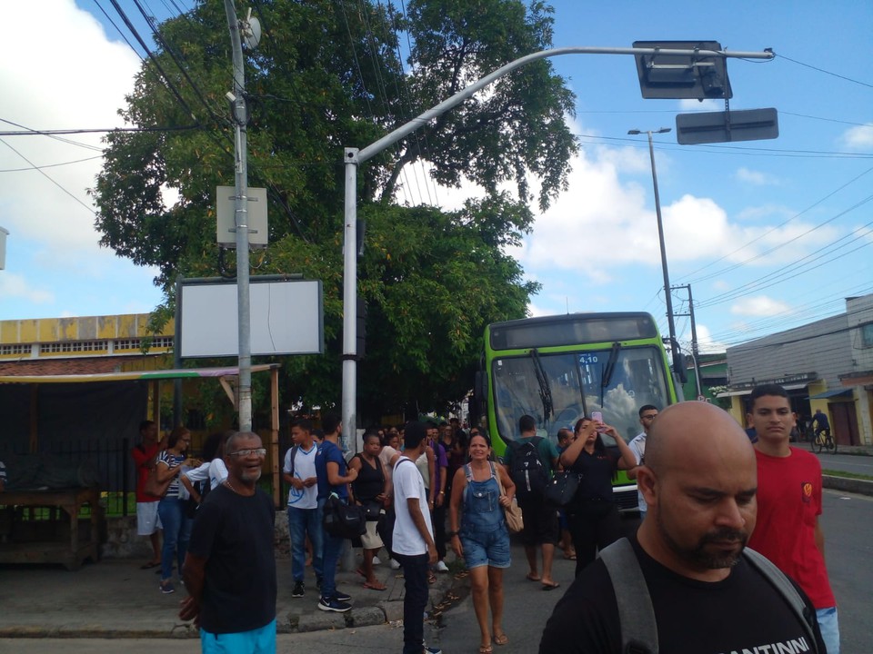 Motoristas fecharam terminal em Olinda  (Foto: Sindicato dos Rodovirios )
