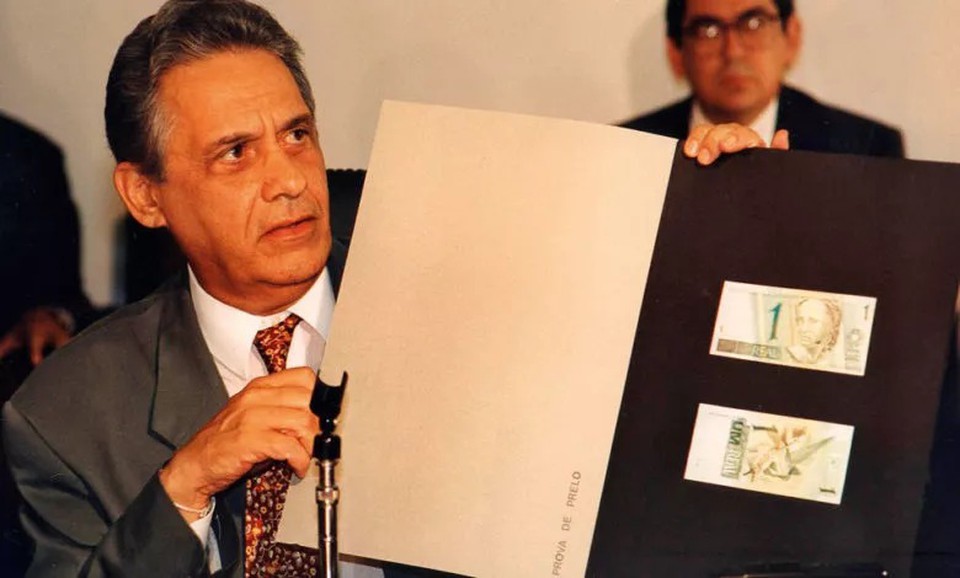 Ento ministro da Fazenda, Fernando Henrique Cardoso apresenta o Plano Real (Reproduo/PSDB)