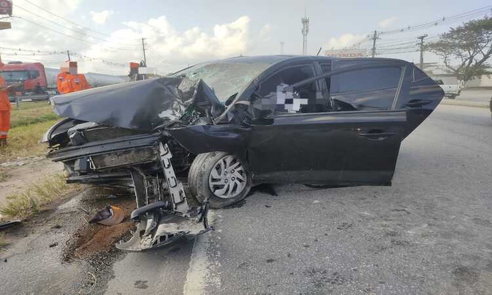O motorista faleceu no local e quatro passageiros ficaram feridos. Eles foram encaminhados para o Hospital da Restaurao (Foto: Divulgao/PRF-PE)