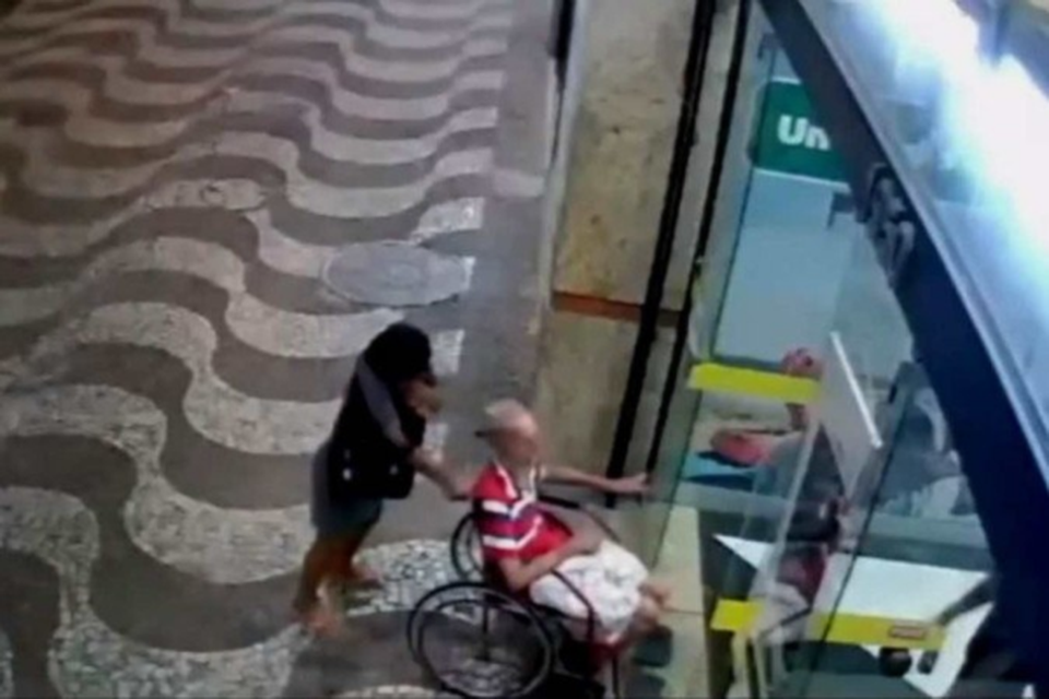 Na segunda-feira, vspera de ser denunciada, rika Nunes entrou em um shopping com Paulo Braga %u2014 que mexe o brao esquerdo (Crdito: Reproduo/Camera de Segurana)