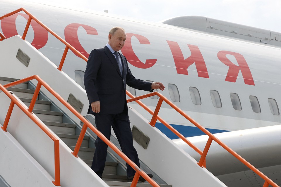 O presidente russo, Vladimir Putin, desembarca de um avio ao chegar em Yakutsk (Foto: SERGEI KARPUKHIN / POOL / AFP
)