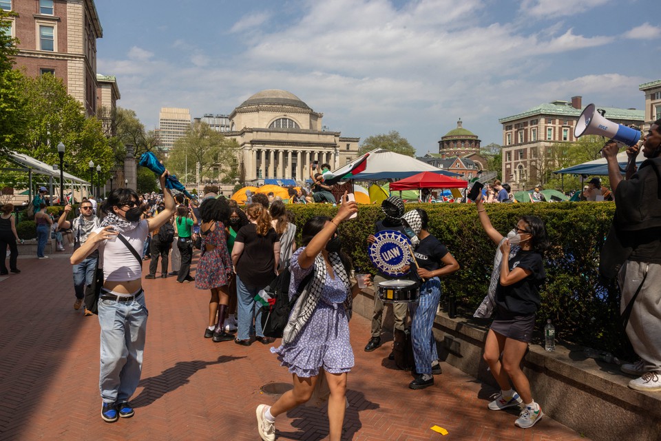Protesto na Universidade Columbia, em Nova York (Foto: ALEX KENT / GETTY IMAGES NORTH AMERICA / GETTY IMAGES VIA AFP)