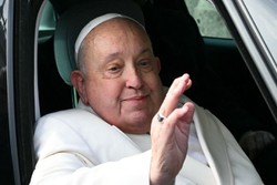 Papa Francisco ter alta do hospital aps mais de um ms de internao (Foto: Alberto PIZZOLI / AFP)