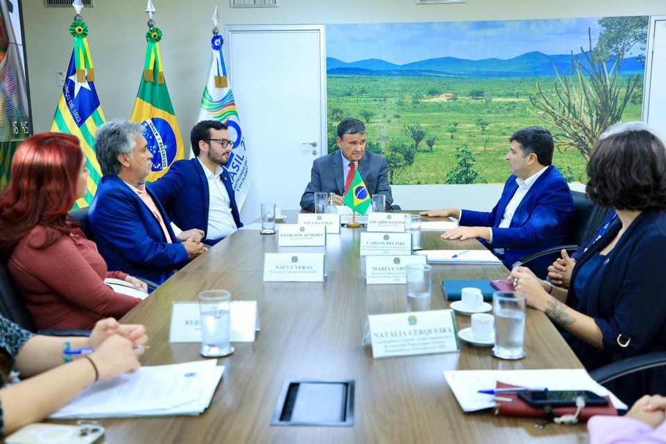 Acompanharam os dois parlamentares o prefeito de Moreno, Edmilson Cupertino (PP/PE) e a primeira-dama e secretria municipal de Educao, Nalva Veras (PP/PE) (Foto: Divulgao)