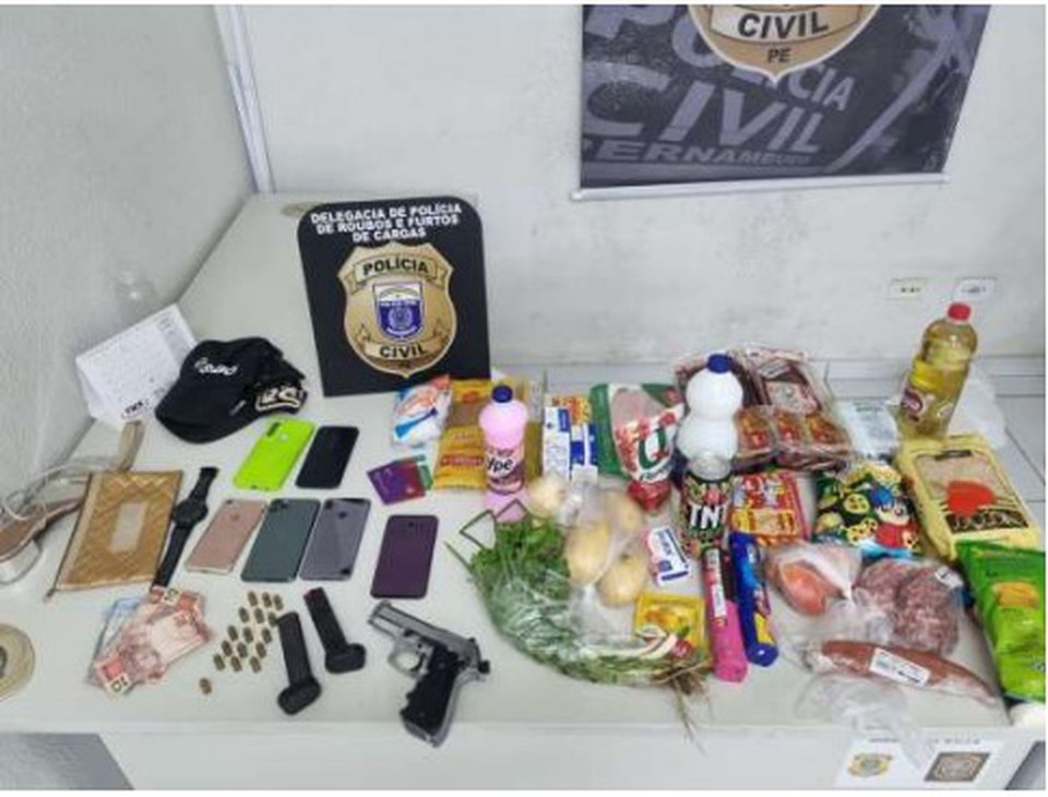  (Foto:  Arma, munies e produtos de roubo foram apreendidos )
