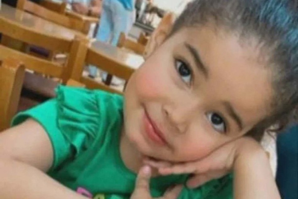 Menina de trs anos morreu, na regio da Baixada Fluminense, no Rio, aps trs agentes da PRF atirarem trs vezes com um fuzil em direo ao carro da famlia  (foto: Reproduo/Redes sociais)