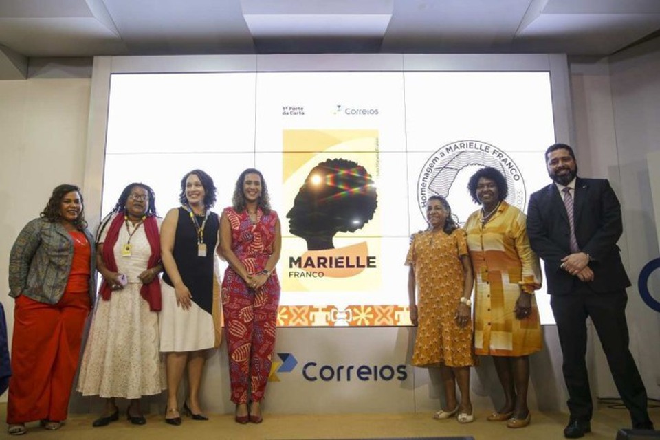 
Lançamento do selo em Brasília: homenagem celebra legado de Marielle Franco  (foto: Marcelo Camargo/Agência Brasil)