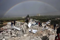 Homem busca 30 familiares soterrados por terremoto em cidade síria (Foto: OMAR HAJ KADOUR / AFP)