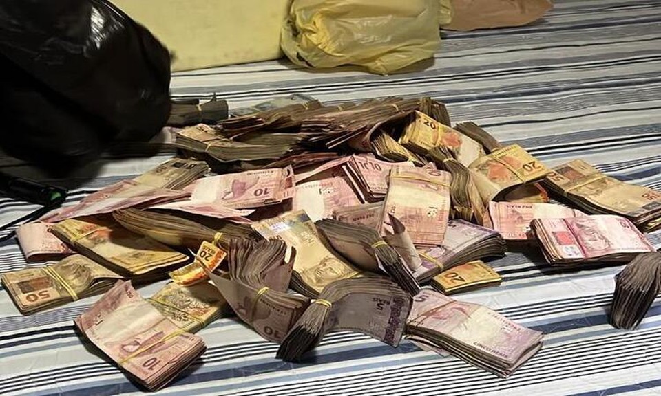 Maos de dinheiro foram apreendidos na operao  (Foto: Divulgao/PCPE )
