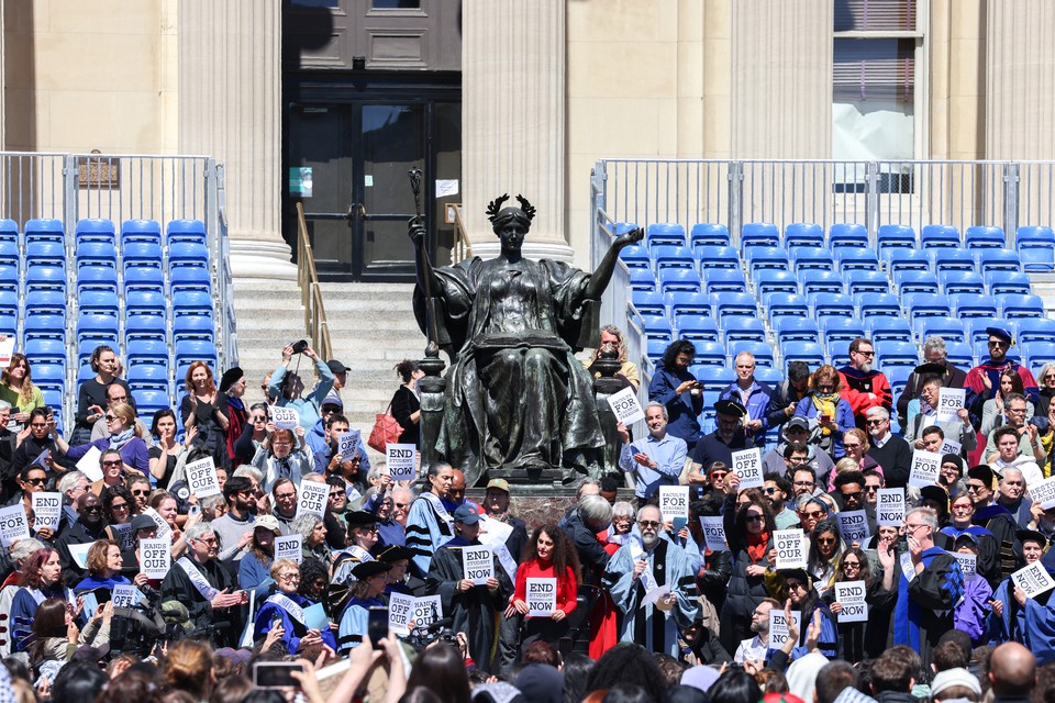 Pessoas protestam dentro da Universidade de Columbia, ocupada por manifestantes pr-palestina (Foto: CHARLY TRIBALLEAU / AFP
)