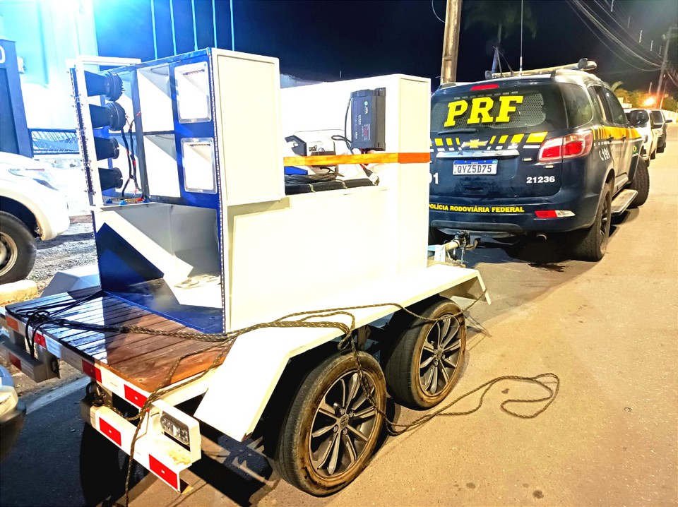 O equipamento estilo "paredo" foi roubado no dia 14 deste ms, mas foi recuperado pela PRF, em So Caetano, no Agreste do Estado  (Foto: Divulgao/PRF)