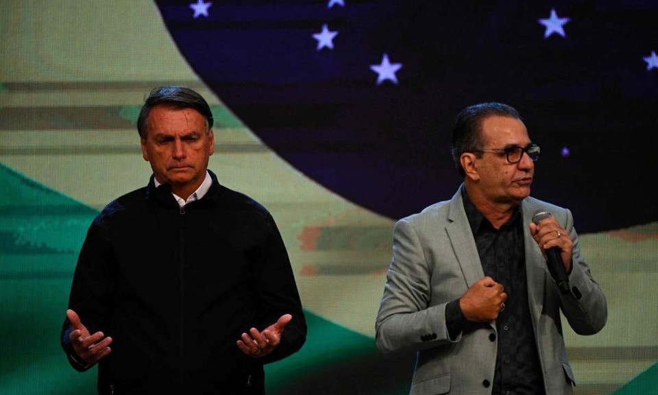 
Ex-presidente Jair Bolsonaro (PL) recebe apoio incondicional do pastor Silas Malafaia (foto: MAURO PIMENTEL / AFP)
