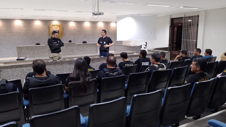 Policiais deflagraram operao contra suspeitos de crimes em Paudalho (Foto: Polcia Civil/Divulgao)