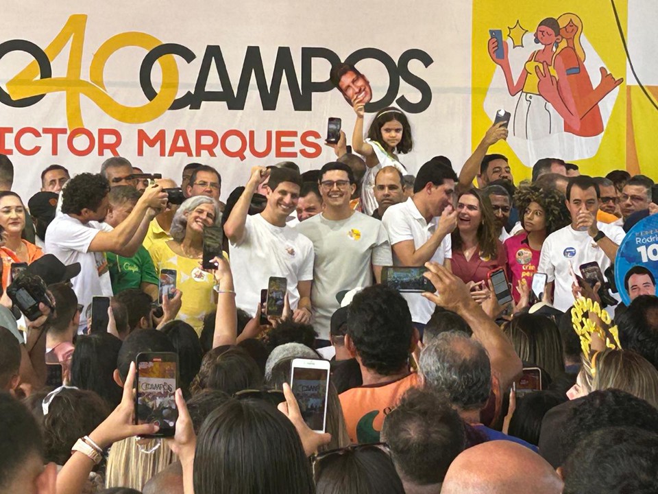 Entre as lideranas presentes na inaugurao do comit do PSB estavam o ministro Silvio Costa Filho, o presidente Republicanos, Samuel Andrade, a ex-deputada Marlia Arraes (SD), os deputados federais Pedro Campos (PSB), Lucas Ramos (PSB) e Maria Arraes (SD) e o superintendente da Sudene, Danilo Cabral, alm de candidatos a vereador (Foto: Ricardo Dantas Barreto)