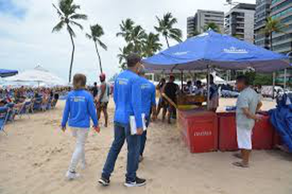 Comerciantes da praia passam por treinamento   (Foto: Prefeitura do Recife)