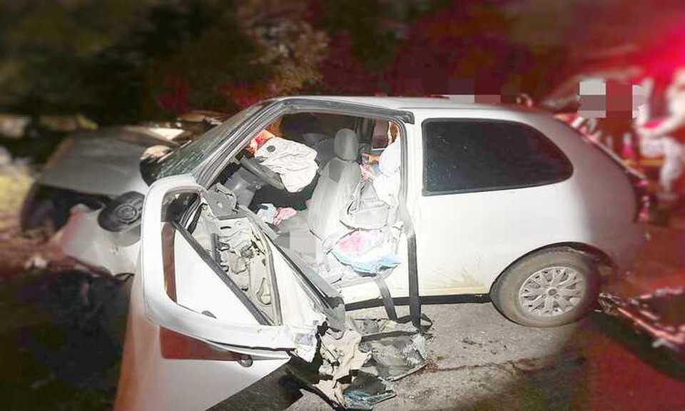 Os dois condutores faleceram no local. Havia um passageiro em cada carro. Eles ficaram feridos (Foto: Divulgao/PRF-PE)