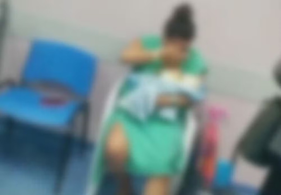 A paciente em um vdeo em que aguarda sentada para receber atendimento aps contrair infeco operatria  (Foto: Reproduo/Redes Sociais )