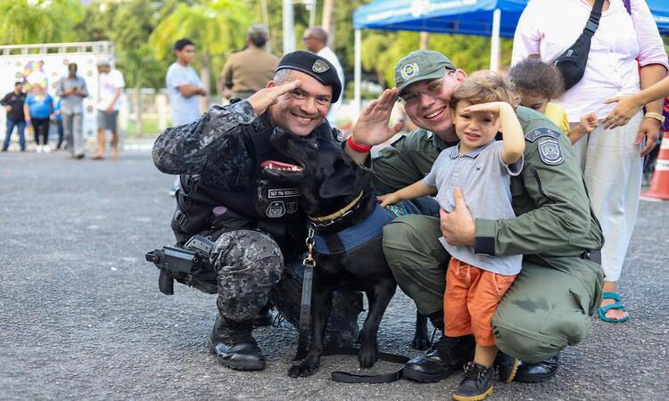 As crianças também ficaram encantadas com a presença do Corpo de Bombeiros e do Grupamento Tático Aéreo (GTA), que fez um sobrevoo no local (Foto: Divulgação/PMPE)