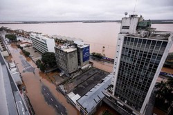 Regio do centro histrico de Porto Alegre sofre com as inundaes