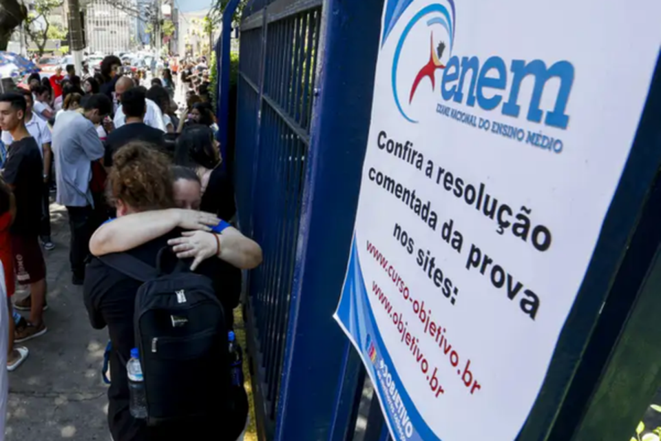 Todo estudante da escola pública pode pedir isenção na taxa do Enem (Crédito: Paulo Pinto/Agência Brasil)