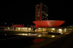 Iluminao vermelha no Congresso marca o Dia Internacional da Talassemia (foto: Pablo Valadares/Cmara dos Deputados)