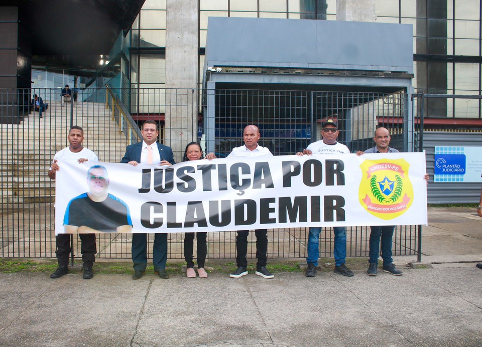 Parentes e amigos foram ao frum pedir justia para Claudemir  (Foto: Marina Torres/DP)