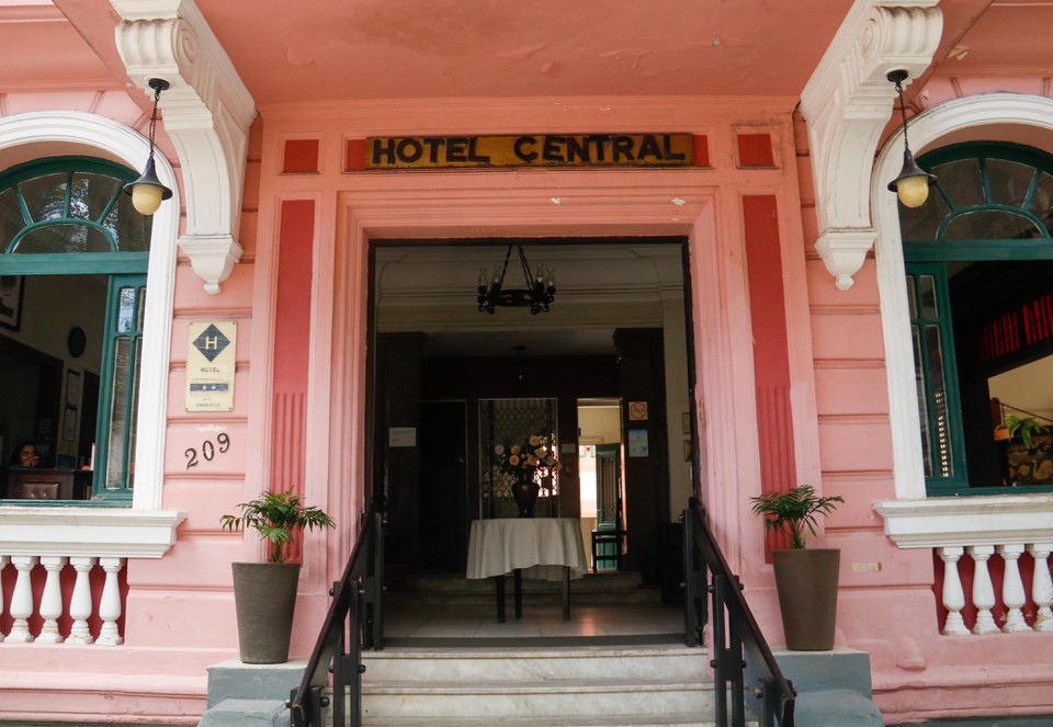 Hotel central do Recife fica na Avenida Manoel Borba  (Foto: Marina Torres/DP)