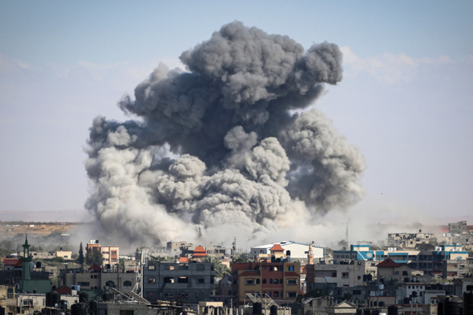 Ondas de fumaa aps bombardeio israelense em Rafah, no sul da Faixa de Gaza (Crditos: AFP)
