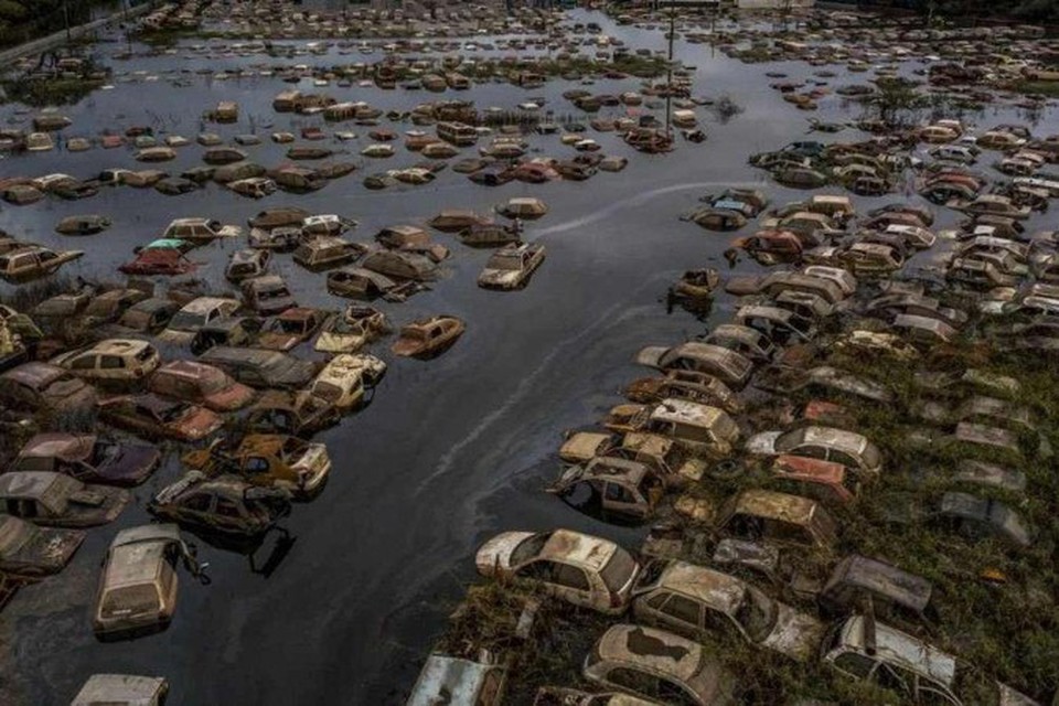 Carros ficaram completamente submersos na regio do Aeroporto Salgado Filho, em Porto Alegre  (foto: Rafa Neddermeyer/Agncia Brasil)