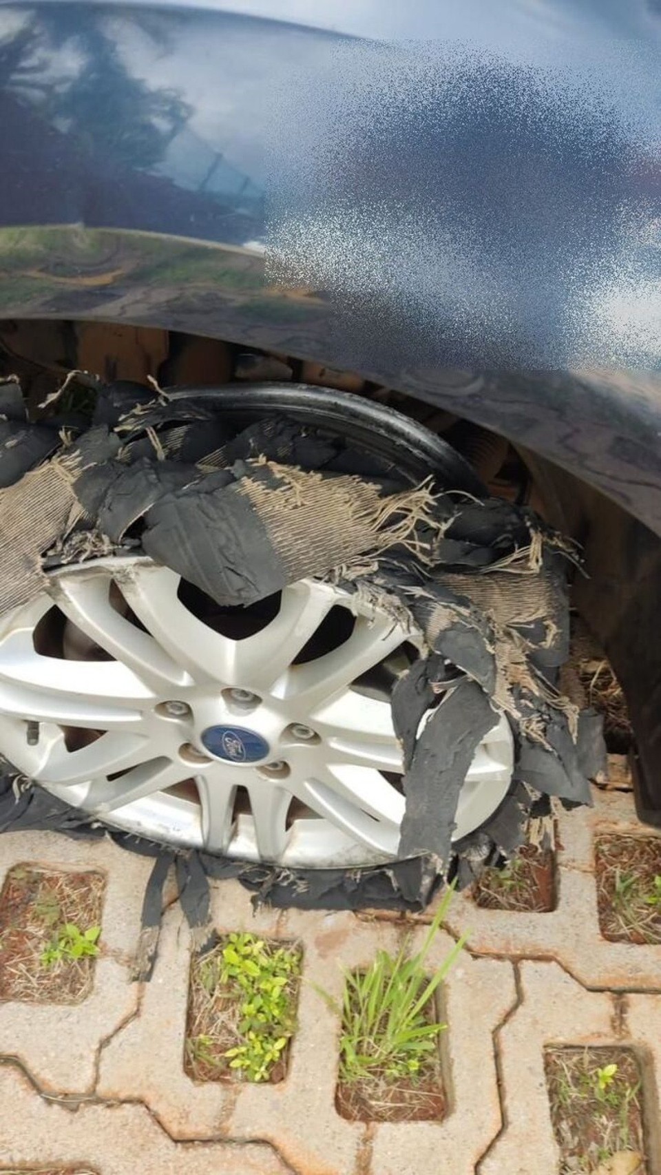 Pneu do carro que invadiu rea de segurana do Palcio da Alvorada (foto: Material cedido ao Correio)