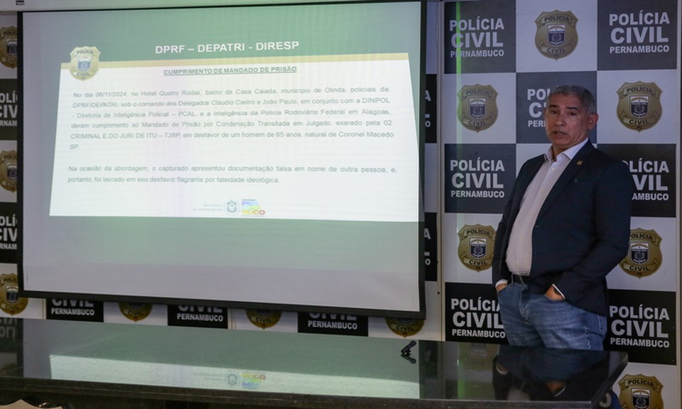 O Delegado Cludo Castro deu detalhes da priso em coletiva de imprensa na manh desta segunda-feira (11)  (Foto: Rafael Vieira/DP foto)