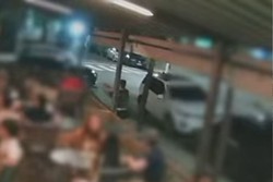 Vdeos mostram assassinato de DJ em bar em Boa Viagem  (Foto: Reproduo da TV Guararapes)