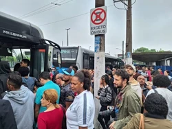 Ponto de nibus lotado perto da estao Jabaquara