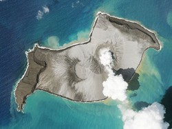 Erupção de vulcão submarino no arquipélago de Tonga originou tsunami (Foto: Handout / © 2022 Planet Labs PBC. / AFP
)