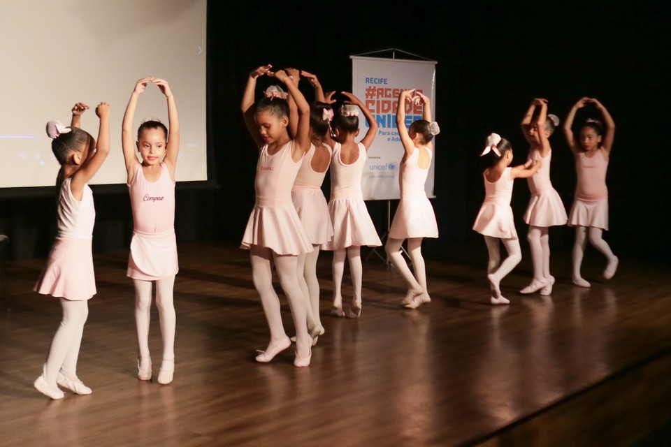 Durante o lanamento do estudo "Entre Vozes e Vivncias", da Unicef, um grupo de bailarinas que so atendidas pelo Compaz Miguel Arraes fizeram uma apresentao no palco do auditrio do equipamento  (Rafael Vieira/DP)