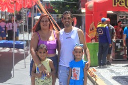 Famlias aproveitam dia ensolarado do para se divertir  em clima de Natal  (Foto: Romulo Chico/DP)