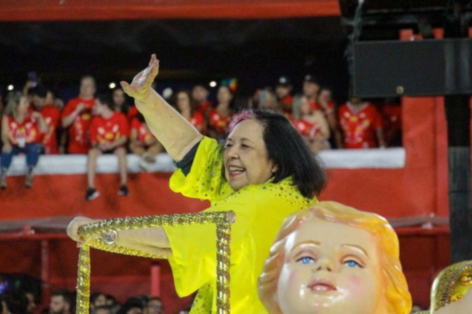 Rosa Magalhes, carnavalesca da Imperatriz Leopoldinense, acena para o pblico durante desfile; ela morreu aos 77 anos (crdito: Talita Giudice / Super Rdio Tupi)