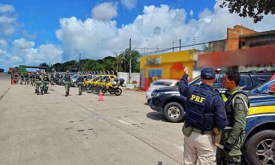 No decorrer da fiscalizao, as equipes realizaram a abordagem em uma caravana de torcedores do Amrica de Natal, com destino a uma partida de futebol na Arena Pernambuco (Foto: Divulgao/PRF)