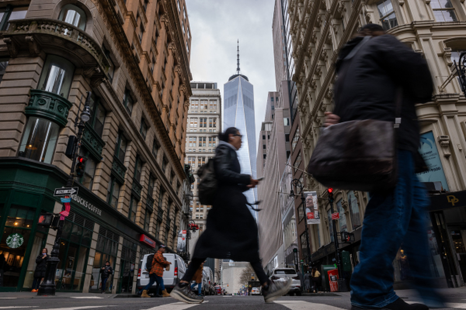 Pessoas caminham pela parte baixa de Manhattan momentos depois que a cidade de Nova York e partes de Nova Jersey sofreram um terremoto de magnitude 4,8 (Crdito: SPENCER PLATT / GETTY IMAGES NORTH AMERICA / GETTY IMAGES VIA AFP)