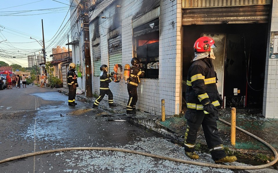 Bombeiros foram acionados para combater chamas em mercadinho no Recife  (Foto: Corpo de Bombeiros/Divulgao )